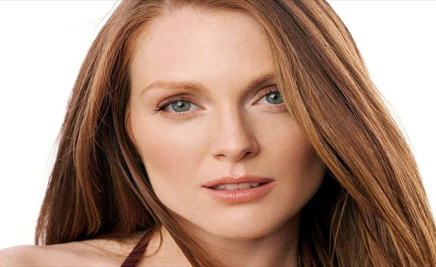 Actress Julianne Moore Donates 10,000 Meals to Feral Cats on Long Island Actress Julianne Moore Donates 10,000 Meals to Feral Cats on Long Island